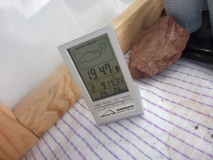 Teplota a vlhkosť v GrowBoxe (9.2.2015-okolo 19:00)